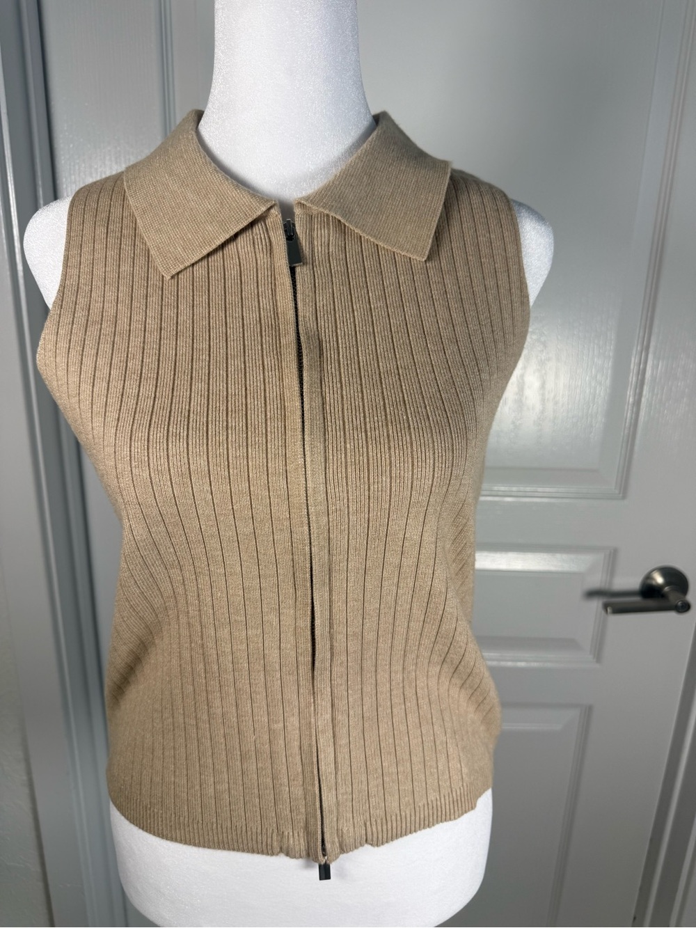 Song of Style Sleeveless Ribbed Zip-Front Collared Top in Beige size L  (046)